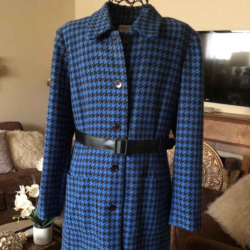 Classy houndstooth jacket.